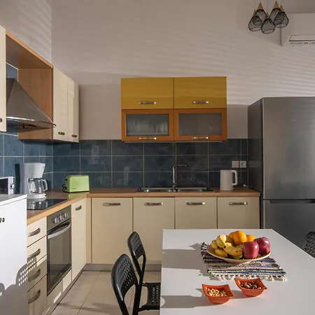 Diamanti Beachfront Apt-ligaria Feriehus